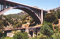 Moderne und fränkische Brücke