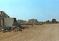 Zerstörte Häuser am Strand