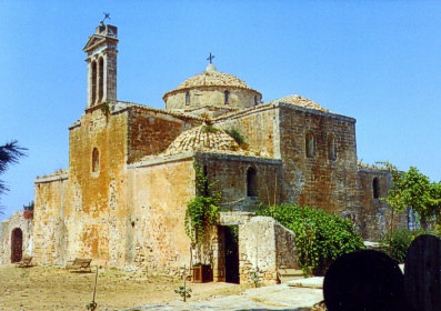 Kirche im ummauerten Bereich