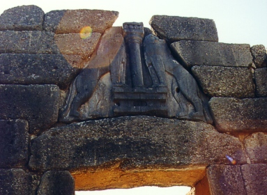 Die Skulptur über dem Löwentor