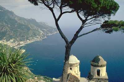Blick von Villa Rufolo zur Amalfiküste