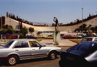 Autos und Statue vor Olympiastadion