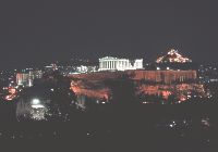 Akropolis und Lycabettus Hügel bei Nacht