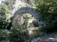 Steinbogenbrücke über den Voidomatis