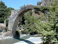 Türk. Steinbogenbrücke über den Aoos