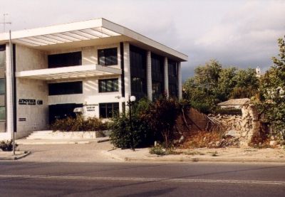 Modernes Bankgebäude neben Ruine