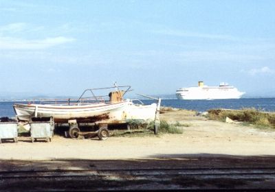 Kreuzfahrer ankert vor dem Hafen (1997)