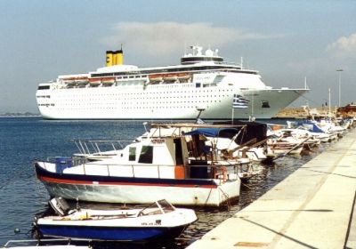 Kreuzfahrtschiff im Hafen (2001)