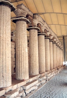 Säulen unter dem Zeltdach