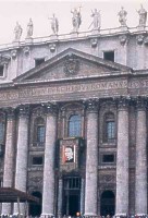 Fassade des Petersdom mit  Benediktionsloggia