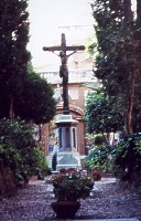 Campo Santo Teutonico: Kreuz  in der Mitte des Friedhofs