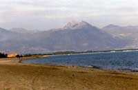 Blick vom Strand von Sibari zum Polino
