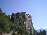 Blick auf ein Kloster im Fels