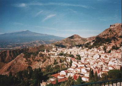 Taormina und der Ätna im Hintergrund