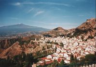 Taormina und der Ätna im Hintergrund
