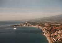 Blick von Taormina nach Giardini Naxos