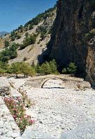 Antike Brücke am Eingang  der Samaria-Schlucht