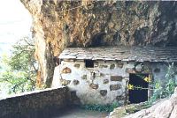 Felsenkapelle am Höhleneingang