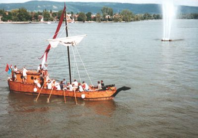 Schiff auf dem See in Tata