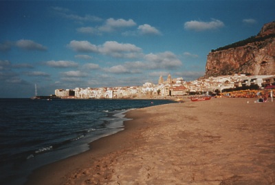 Blick vom Strand auf Cefalu