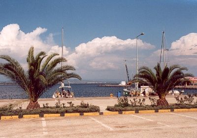 Blick über den Hafen auf Pyrgos