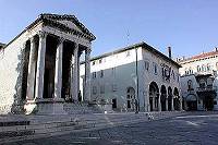 Augustustempel und Rathaus am Forum