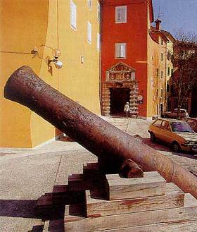 Kanone vor dem Porta Sanfoir