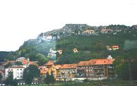 Häuser und Spas-Berg mit Burg