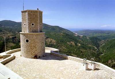Barbalekon Tower über dem Tal der Neda