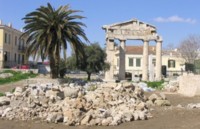 Römische Ruinen mit Palme