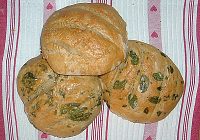 Brote mit Basilikum, Feta und Minze