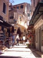 Gasse in der Altstadt von Korfu-Stadt