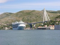 Hafen Gruz: Kreuzfahrtschiff und Brücke