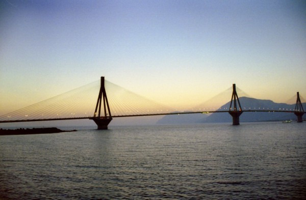 Die Brücke nach Sonnenuntergang