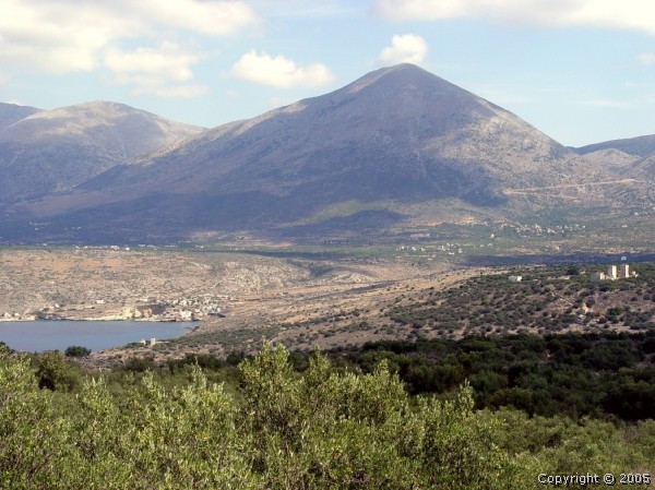 Blick von Agia Kyriakí nach Mézapos