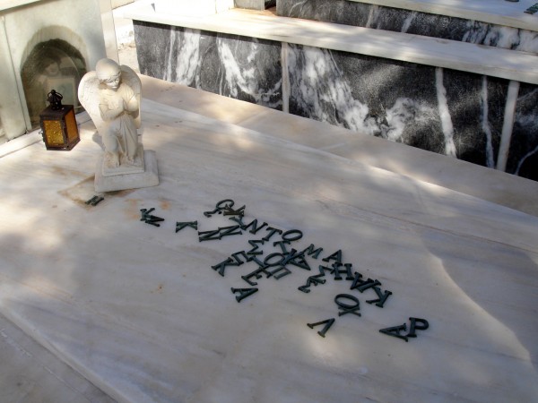Buchstabensalat auf einem Grab
