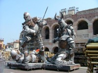 Ritter Figuren vor der Arena
