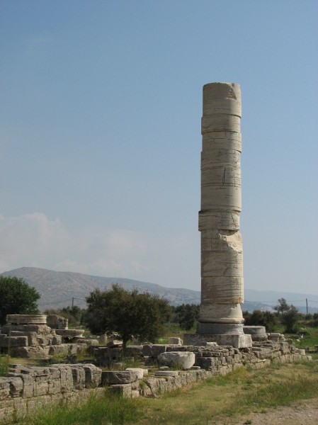 Säule des Hera-Tempels bei Ireon