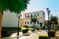 Das neoklassizistische Rathaus von Aegio
