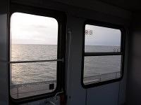 Blick aus der Bahn aufs Wattenmeer