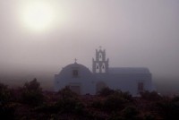 Kirche im Morgennebel der Caldera