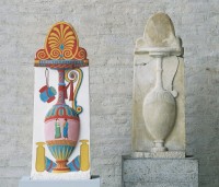 Stele der Paramythion und farbige Rekonstruktion um 370 v. Chr.