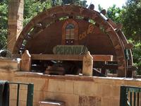 Cafe Perivoli im Kampos, das Wasserrad dient als Aushängeschild