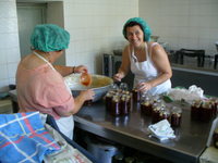Frauen beim Marmeladen einkochen