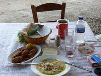 Essen bei "Muttern" im To Akrogiali