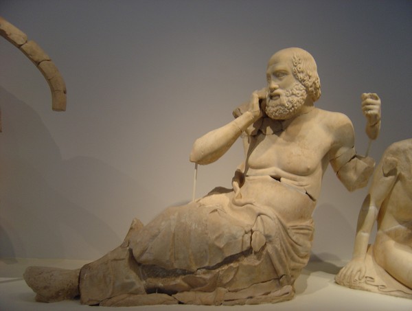 Olympia Museum - Alter Grieche mit Handy