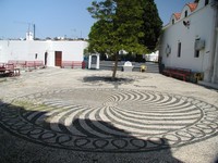 Kirchenplatz mit Mosaikpflasterung