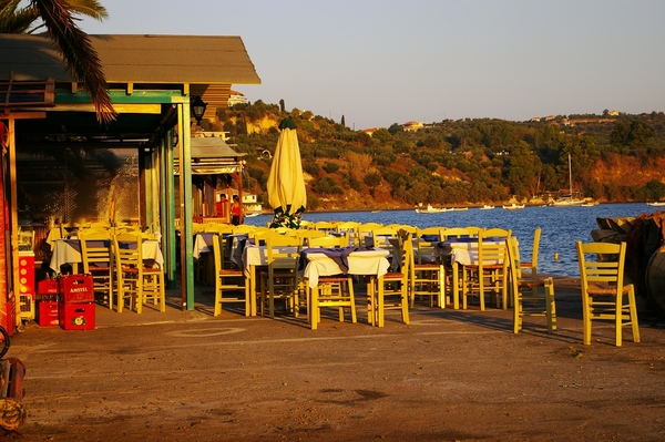 Taverne an der Hafenpromenade an einem Morgen im September 2007
