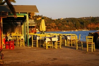 Taverne an der Hafenpromenade an einem Morgen im September 2007
