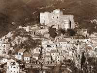 Altstadt mit der Burg des Conte di Carretto